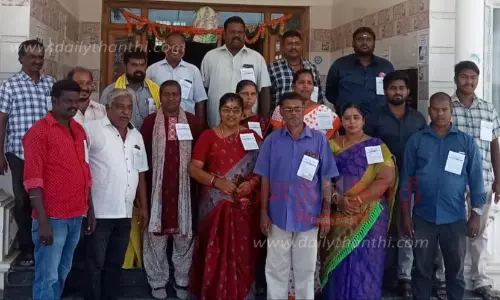 கோரிக்கை அட்டை அணிந்து பணிபுரிந்த நகராட்சி ஊழியர்கள்