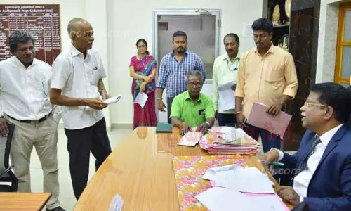 நிலுவையில் உள்ள மேல்முறையீட்டு மனுக்கள் குறித்து தமிழ்நாடு தகவல் ஆணையர் விசாரணை நிலுவையில் உள்ள மேல்முறையீட்டு மனுக்கள் குறித்து தமிழ்நாடு தகவல் ஆணையர் விசாரணை