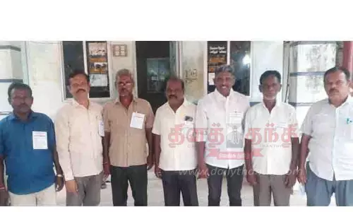 கோரிக்கை அட்டை அணிந்து பணியாற்றிய நகராட்சி ஊழியர்கள்