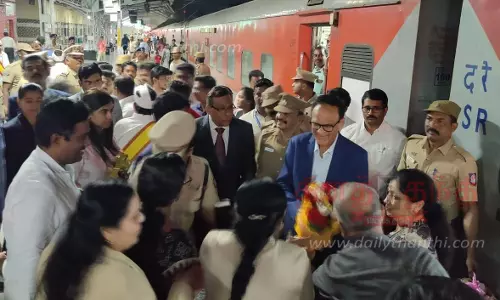 சென்னை ஐகோர்ட்டு தலைமை நீதிபதிக்குசேலம் ரெயில் நிலையத்தில் வரவேற்பு