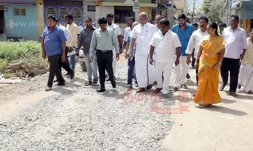 கொண்டலாம்பட்டி மண்டலத்தில்ரூ.2¼ கோடியில் தார் சாலை பணிமேயர் ராமச்சந்திரன், ஆணையாளர் பாலச்சந்தர் ஆய்வு