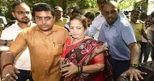 கொரோனா தடுப்பு பணி முறைகேடு; முன்னாள் மேயர் கிஷோரி பெட்னேகர் மீது வழக்குப்பதிவு கொரோனா தடுப்பு பணி முறைகேடு; முன்னாள் மேயர் கிஷோரி பெட்னேகர் மீது வழக்குப்பதிவு