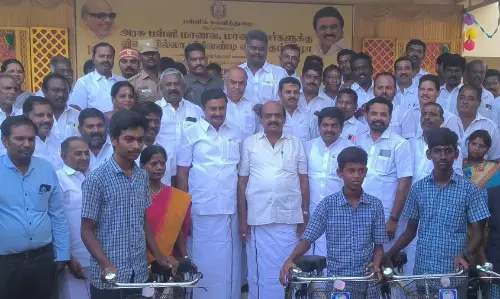 அரசு பள்ளி மாணவர்களுக்கு விலையில்லா மிதிவண்டி