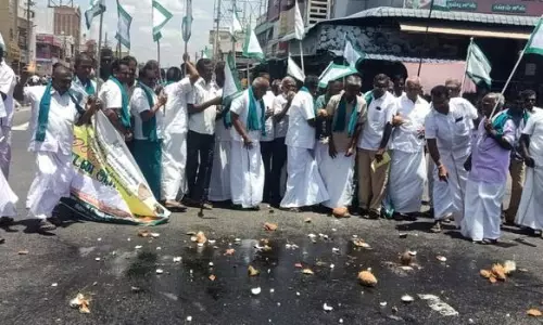 தேங்காய் உடைக்கும் போராட்டம்.