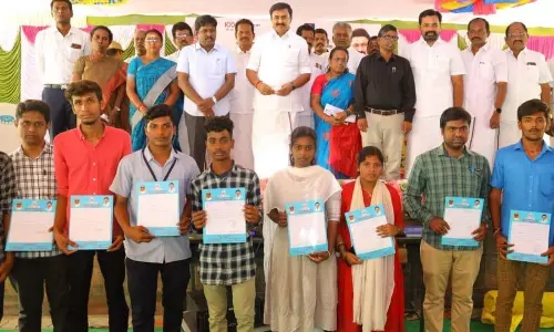 படிக்கும்போது மாணவர்கள் திறனை வளர்த்துக்கொள்ள வேண்டும்