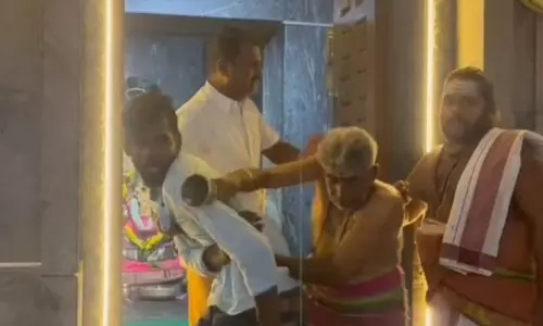 கோவில் கருவறைக்குள் சென்று பதுங்கிய வாலிபருக்கு தர்ம- அடி