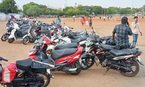 விளையாட்டு மைதானத்திற்குள் வாகனங்கள் நிறுத்த தடை விதிக்க வேண்டும்