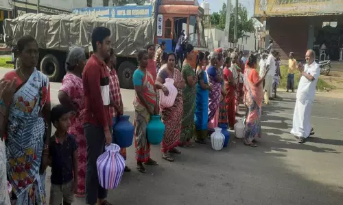 குடிநீர் கேட்டு காலிகுடங்களுடன்பொதுமக்கள் சாலை மறியல்