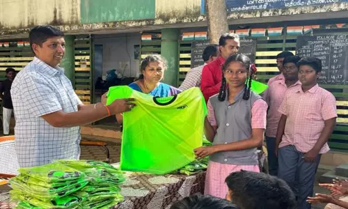 சாலை பாதுகாப்பு விழிப்புணர்வை ஏற்படுத்த வேண்டும்