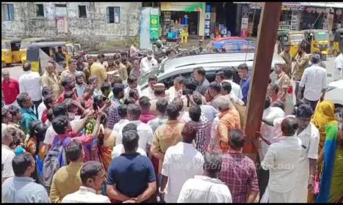 அமைச்சர் காரை முற்றுகையிட்ட தூய்மை பணியாளர்கள்