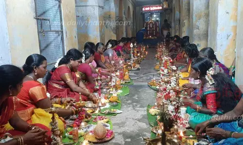 தான்தோன்றீஸ்வரர் கோவிலில் திருவிளக்கு பூஜை