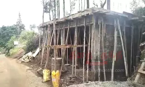 பயணிகள் நிழற்குடை அமைக்கும் பணி