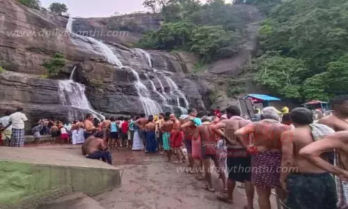 மெயின் அருவியில் குளிக்க காத்திருந்த சுற்றுலா பயணிகள்