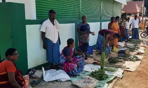 உழவர் சந்தைக்கு ெவளியே வந்துகாய்கறி விற்கும் வியாபாரிகள்