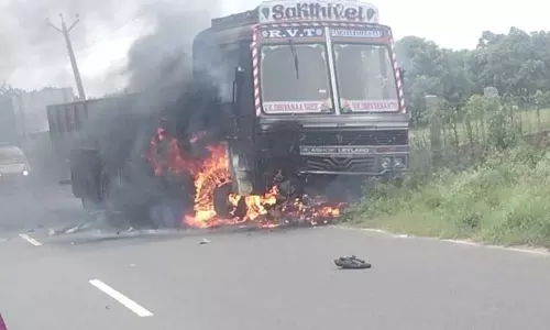 லாரியின் அடியில் சிக்கி வாலிபர் சாவு