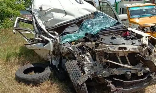 டேங்கர் லாரி மீது கார் மோதல்; 2 பேர் காயம்