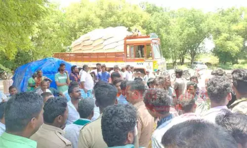 அதிக எடையுடன் நெல் மூட்டைகள் ஏற்றிய லாரியை விவசாயிகள் சிறைபிடிப்பு