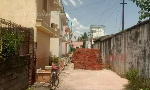 சாலையில் செங்கற்களை வைத்ததால் பரபரப்பு