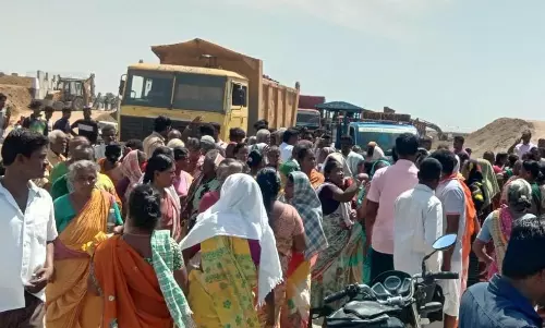 பஸ் நிறுத்தத்தை மாற்றி அமைக்க எதிர்ப்பு8 கிராம மக்கள் சாலை மறியல்