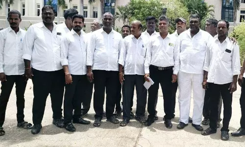 நீதித்துறை, காவல்துறையை பற்றி அவதூறாக பேசியபோலீஸ்காரர் மீது குற்றவியல் நடவடிக்கை எடுக்க வேண்டும்போலீஸ் சூப்பிரண்டு அலுவலகத்தில் வக்கீல்கள் புகார் மனு