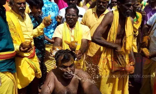 திப்பிரெட்டிஅள்ளியில்வீரபத்திர சாமி கோவில் ஆடித்திருவிழாதலையில் தேங்காய் உடைத்து பக்தர்கள் நேர்த்திக்கடன்