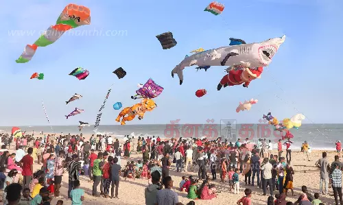 குமரியில் 2-வது நாளாக நடந்தது: சங்குத்துறை கடற்கரையில் காற்றாடி திருவிழா; குடும்பம், குடும்பமாக வந்து கண்டுகளித்த மக்கள்