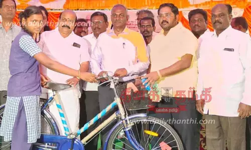 மாதனூர் அரசு மேல்நிலைப்பள்ளியில் மாணவ, மாணவிகளுக்கு விலையில்லா சைக்கிள்கள்