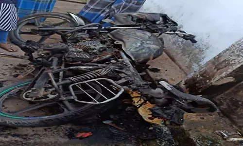 மோட்டார் சைக்கிளுக்கு தீ வைப்பு