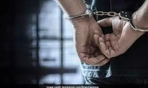 அரசு பஸ்சை மறித்து டிரைவரை தாக்கி விட்டு தப்பியவர் கைது