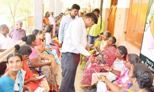 மகளிர் உரிமை தொகைக்கு விண்ணப்பம் பதிவு செய்யும் முகாமில் கலெக்டர் கார்த்திகேயன் ஆய்வு