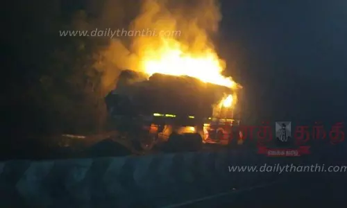 சங்ககிரி அருகேடாரஸ் லாரியுடன் பஞ்சு லோடு எரிந்து சாம்பல்போலீசார் விசாரணை