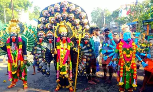 அம்மன் வேடமிட்டு நேர்த்திக்கடன்