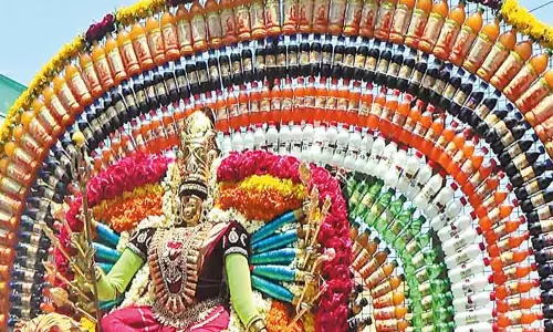 குளிர்பான பாட்டில்கள் அலங்காரத்தில் அம்மன் வீதி உலா