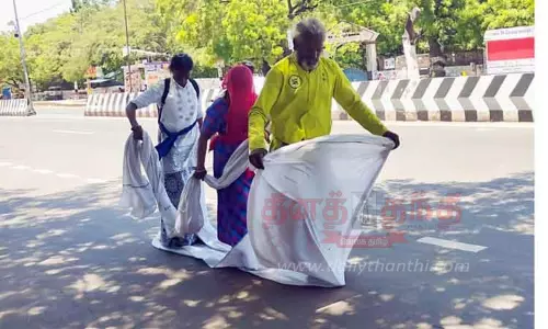 வஸ்திரம் தரையில் விரித்து அடியார்கள் கிரிவலம்