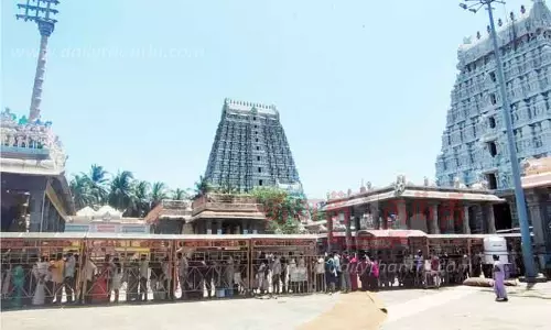 அருணாசலேஸ்வரர் கோவிலில் நீண்ட வரிசையில் நின்று பக்தர்கள் சாமி தாிசனம்