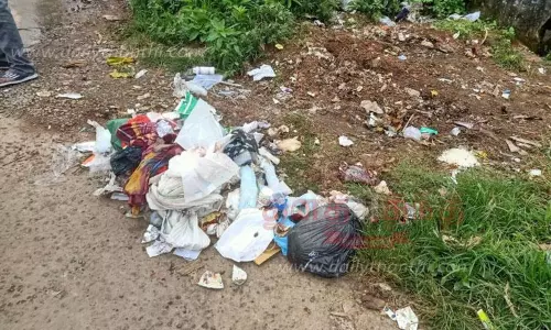 பொது இடத்தில் கொட்டப்பட்ட மருத்துவ கழிவுகள்