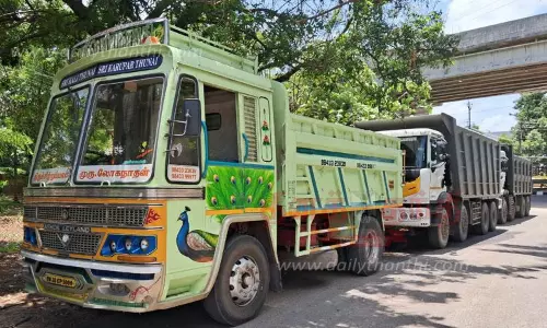 அதிக பாரம் ஏற்றிய 7 லாரிகளுக்கு அபராதம்