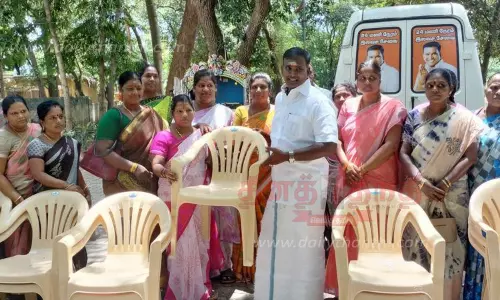 அங்கன்வாடி மையங்களுக்கு நாற்காலிகள்