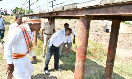 ஆபத்தான நடைபாலத்தை கலெக்டர் ஆய்வு