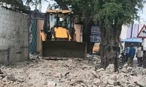 சாலையோர ஆக்கிரமிப்பு அகற்றம்