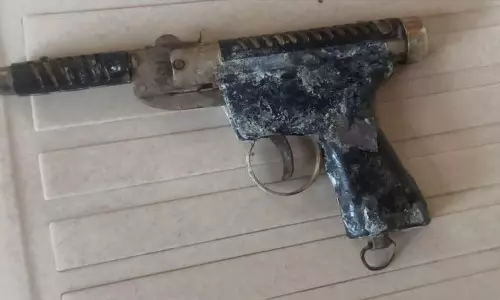 சிறுவர்கள் விரித்த வலையில் சிக்கிய கைத்துப்பாக்கி