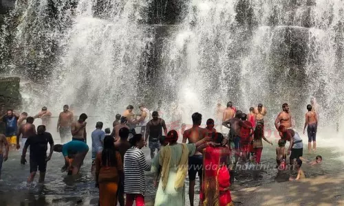 திற்பரப்பு அருவியில் சுற்றுலா பயணிகள் குவிந்தனர் திற்பரப்பு அருவியில் சுற்றுலா பயணிகள் குவிந்தனர்