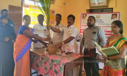 விவசாயிகளுக்கு தென்னங்கன்று வழங்கும் நிகழ்ச்சி