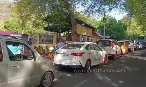 பாபநாசம் சோதனை சாவடியில் வாகனங்களில் குவிந்த பக்தர்கள்; போக்குவரத்து பாதிப்பு பாபநாசம் சோதனை சாவடியில் வாகனங்களில் குவிந்த பக்தர்கள்; போக்குவரத்து பாதிப்பு