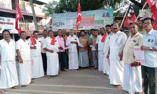 அனைத்து தொழிற்சங்கத்தினர் துண்டுபிரசுரம் வினியோகம்