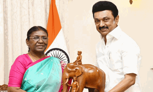 ஜனாதிபதி திரௌபதி முர்முவுக்கு நினைவுப் பரிசு வழங்கினார் முதல் அமைச்சர் மு.க.ஸ்டாலின்!