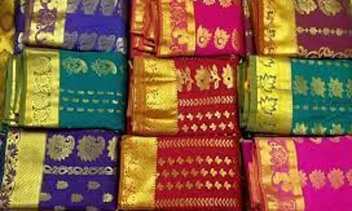 ஜாரி கொண்டலாம்பட்டியில்ஜவுளி கடையில் சேலைகள் திருட்டுவாலிபர் உள்பட 4 பேருக்கு போலீஸ் வலைவீச்சு