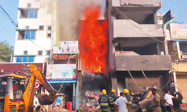 கேளம்பாக்கத்தில் துணி கடையில் பயங்கர தீ விபத்து