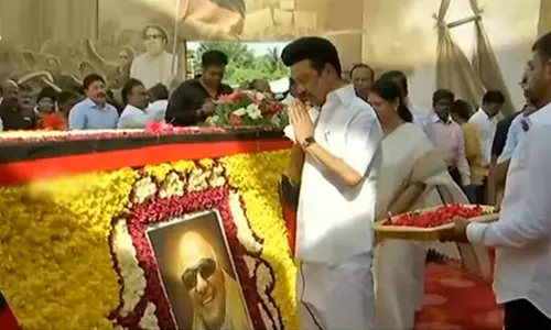 5-ம் ஆண்டு நினைவு தினம்: கருணாநிதி நினைவிடத்தில் முதல்-அமைச்சர் மு.க.ஸ்டாலின் மரியாதை..!