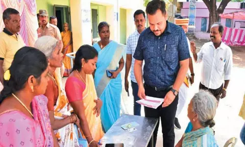 கலைஞர் மகளிர் உரிமை திட்ட விண்ணப்பங்கள் பதிவேற்றம் செய்யும் பணிகளை செங்கல்பட்டு  மாவட்ட கலெக்டர் ஆய்வு